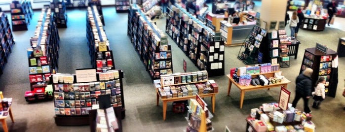 Barnes & Noble is one of สถานที่ที่ John ถูกใจ.