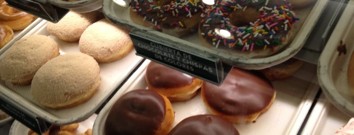 Krispy Kreme is one of Armandoさんのお気に入りスポット.