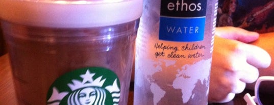 Starbucks is one of Elizabethさんの保存済みスポット.