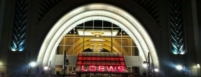 AMC Alderwood Mall 16 is one of Locais curtidos por Ulysses.