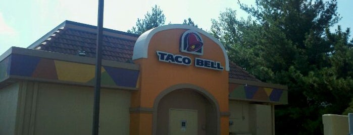 Taco Bell is one of สถานที่ที่ Alex ถูกใจ.