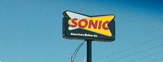 SONIC Drive In is one of สถานที่ที่ Jackie ถูกใจ.