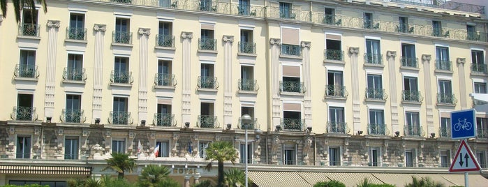 Le Royal Hôtel is one of Selección de Hoteles del Mundo.