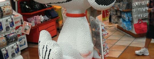 Snoopy Town Shop is one of Locais curtidos por angeline.