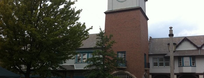 Market Square Lake Forest is one of Lieux qui ont plu à Christopher.