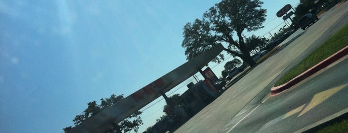 H-E-B Fuel Station is one of Lugares favoritos de Matthew.