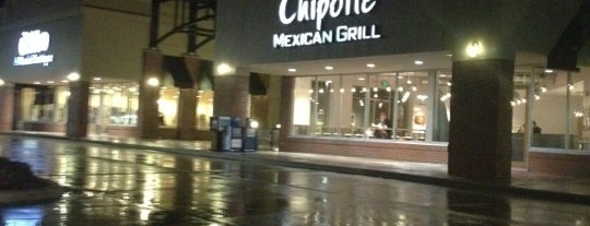 Chipotle Mexican Grill is one of สถานที่ที่ Mike ถูกใจ.