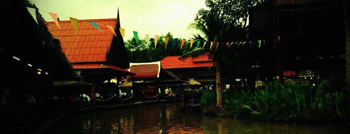Ayothaya Floating Market is one of Thailand travel.
