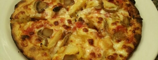 Pizzeria Meucci is one of Lugares favoritos de Onur.