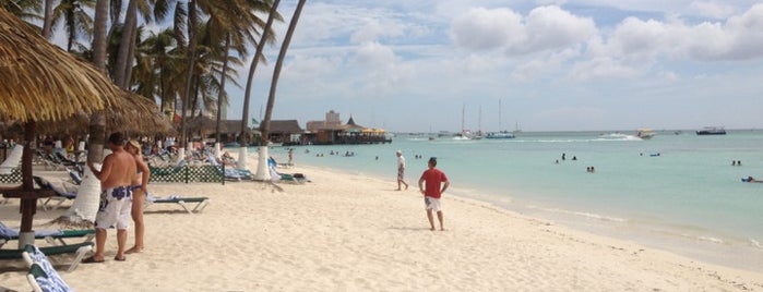 Holiday Inn Resort Aruba- Beach Resort & Casino is one of Orte, die James gefallen.