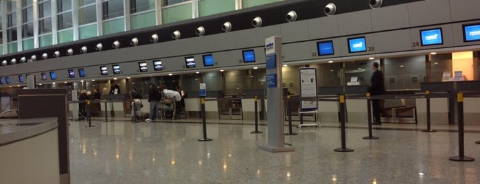 Aeropuerto Internacional de Córdoba - Ing. Ambrosio Taravella (COR) is one of Lugares favoritos de Jimmy.