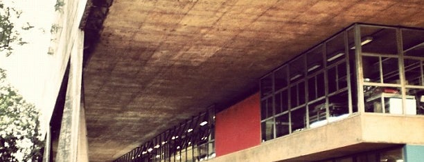 Faculdade de Arquitetura e Urbanismo (FAU) is one of Patriciaさんのお気に入りスポット.