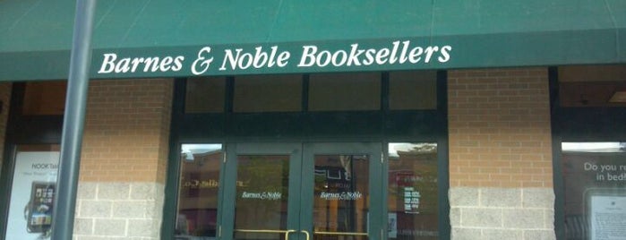 Barnes & Noble is one of สถานที่ที่ Russell ถูกใจ.