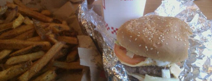Five Guys is one of Steveさんのお気に入りスポット.