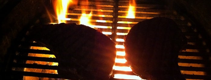 Fireside outdoor kitchen is one of Lieux sauvegardés par Layla.