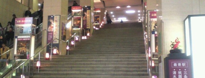 京阪 京橋駅 (KH04) is one of 近畿の駅百選.