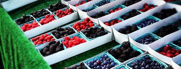 Santa Barbara Farmers Market is one of Joslyn'un Beğendiği Mekanlar.