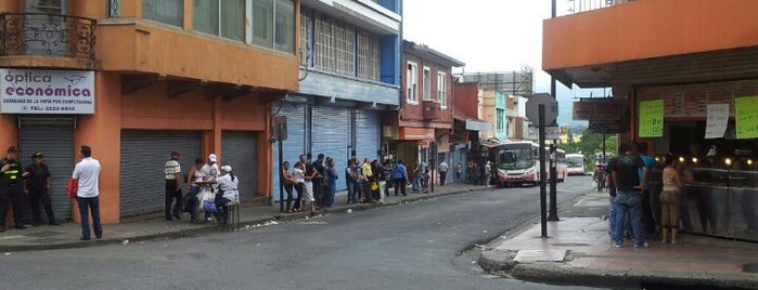 Parada de buses de Tibás is one of Tempat yang Disukai Eyleen.