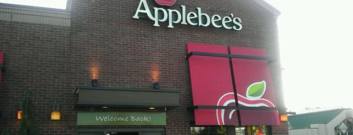 Applebee's Grill + Bar is one of Tempat yang Disukai Maraschino.