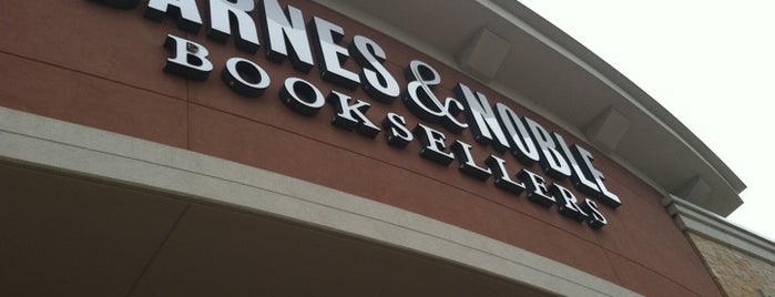 Barnes & Noble is one of Orte, die Amy gefallen.