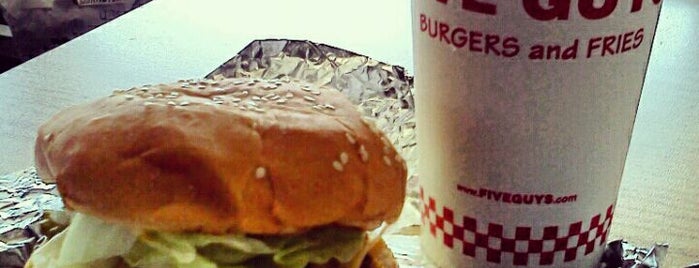 Five Guys is one of Locais curtidos por Brett.