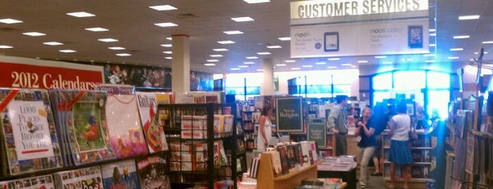 Barnes & Noble is one of Tempat yang Disukai Trae.