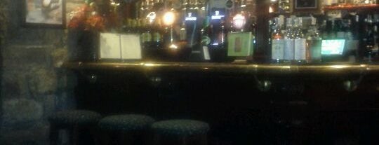 Old London Pub is one of Larissaさんの保存済みスポット.