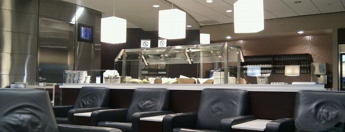 Maple Leaf Lounge is one of Timさんのお気に入りスポット.