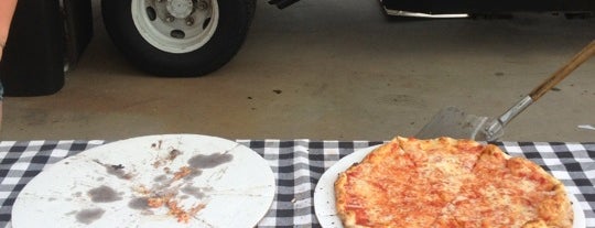 Naples Pizza is one of Michael: сохраненные места.