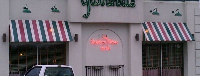 Giovanni's Pizza is one of Orte, die John gefallen.