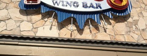 Pluckers Wing Bar is one of Tempat yang Disukai Jim.