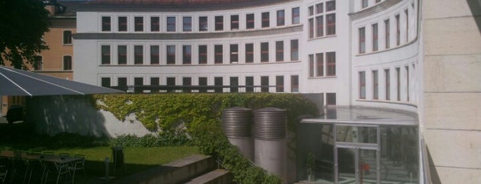 ZHAW School of Management and Law is one of Lieux qui ont plu à Büsra.