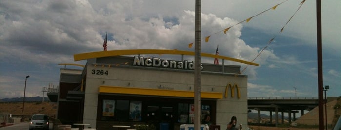 McDonald's is one of Locais curtidos por Vasundhara.