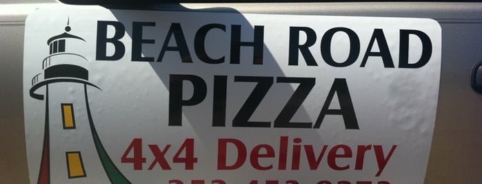 Beach Road Pizza is one of สถานที่ที่บันทึกไว้ของ Ryan.