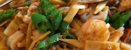 Koi Fine Asian Cuisine & Lounge is one of Posti che sono piaciuti a Jamie.