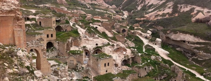 Çavuşin Kilisesi is one of Kapadokya.