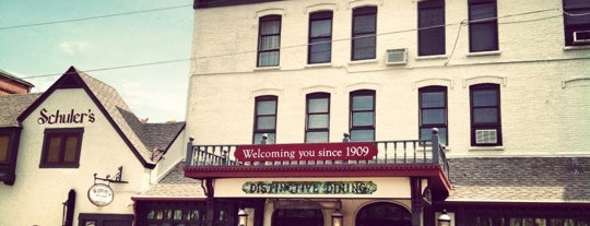 Schuler's Restaurant & Pub is one of สถานที่ที่ Carrie ถูกใจ.