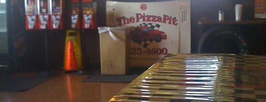 The Pizza Pit is one of Lieux qui ont plu à Larry.