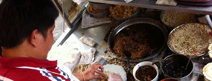 Bunga Raya "Fat Man" Popiah is one of Must Eat in Malacca.