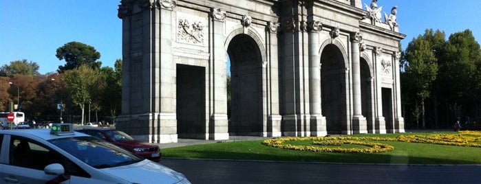 Puerta de Alcalá is one of De visita imprescindible.