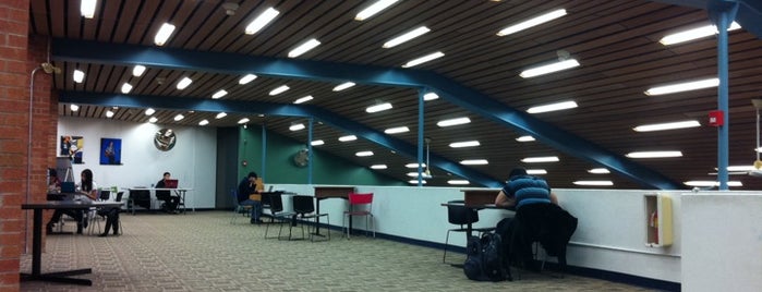 Toronto Public Library (Mimico) is one of Tempat yang Disukai Chyrell.