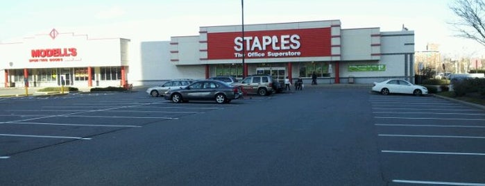 Staples is one of สถานที่ที่ John ถูกใจ.