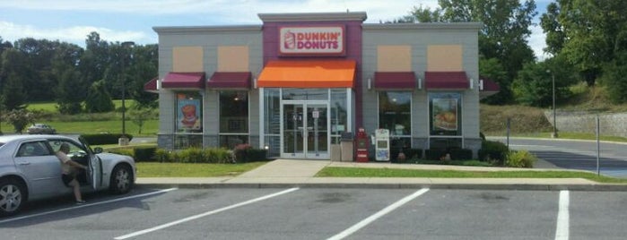 Dunkin' is one of Lugares favoritos de Nathan.