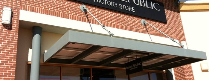 Banana Republic Factory Store is one of สถานที่ที่ David ถูกใจ.