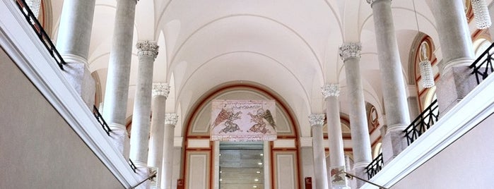 Bayerische Staatsbibliothek is one of MUC.