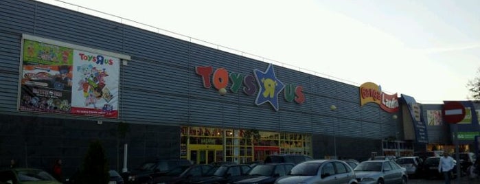 Toys"R"Us is one of Rolandoさんのお気に入りスポット.