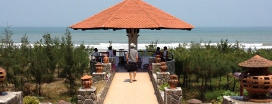 Bãi Biển Lăng Cô (Lang Co Beach) is one of Vietnam beaches.