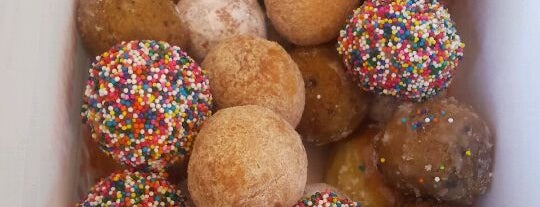 Dunkin Donuts is one of Lieux qui ont plu à Bianca.