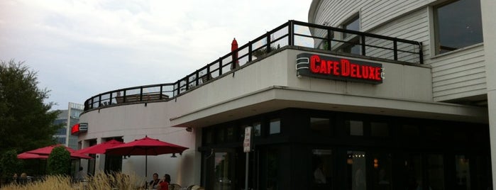 Cafe Deluxe is one of สถานที่ที่ Zack ถูกใจ.