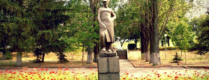 Скульптура «Строительница» is one of Достопримечательности Самары.